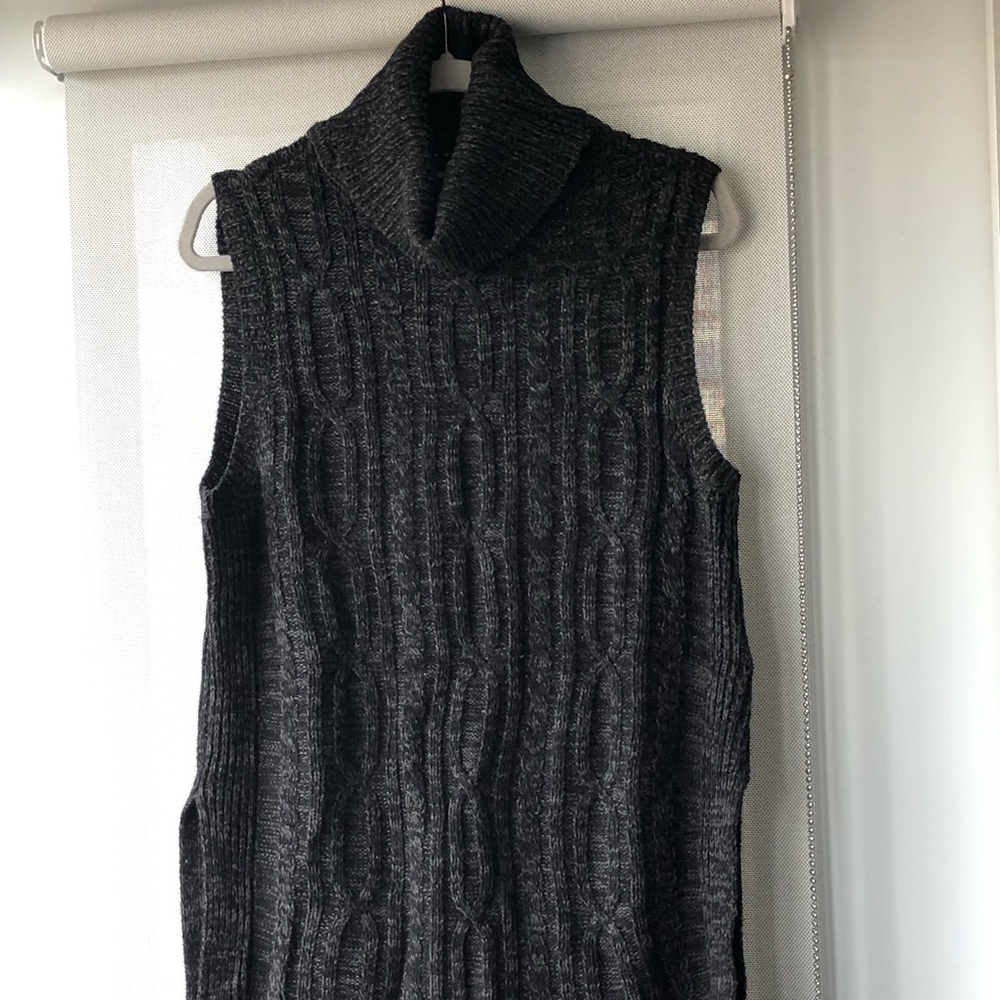 Mendocino sleeveless turtleneck